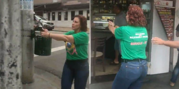 Deputada Carla Zambelli aponta arma para eleitores em bar após ser xingada