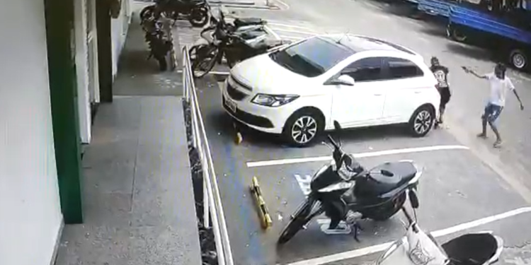 Vídeo: Homem é morto a tiros em plena luz do dia no interior do Amazonas