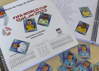 Pessoas com deficiência visual ganham álbum da Copa em braille
