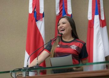 Joana Darc é criticada após subir na Tribuna da Aleam vestida de flamenguista: ‘lamentável’