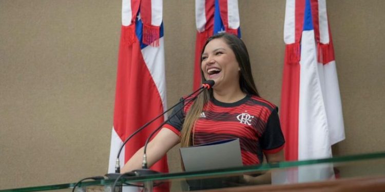 Joana Darc é criticada após subir na Tribuna da Aleam vestida de flamenguista: ‘lamentável’