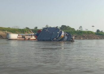 Desespero: No AM, embarcação vira e pessoas tentam se equilibrar e não afundar