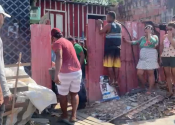 Homem mata a esposa na frente dos filhos de 1, 2 e 8 anos e depois corta o próprio pescoço, em Manaus