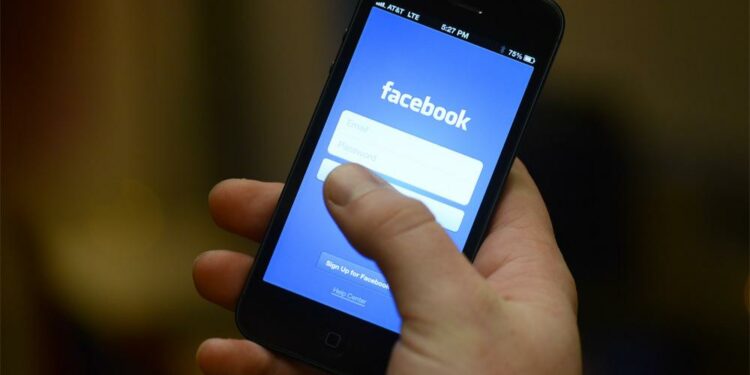 Garota apanha da mãe com cano de PVC após esquecer senha do Facebook do padrasto