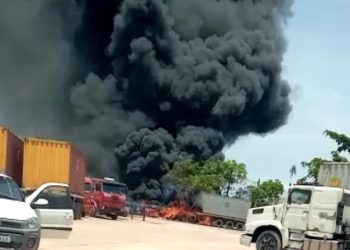 Vídeo: incêndio de grandes proporções atinge estacionamento no Distrito Industrial