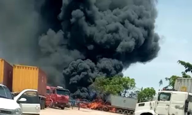 Vídeo: incêndio de grandes proporções atinge estacionamento no Distrito Industrial