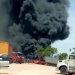 Vídeo: incêndio de grandes proporções atinge estacionamento no Distrito Industrial