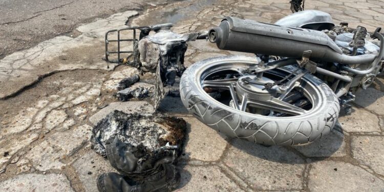Vídeo: morre em Manaus idoso que se queimou após tanque da moto explodir na rua