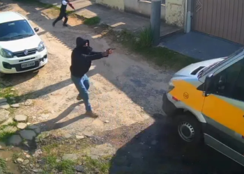 Bandidos tentam assaltar van escolar e atiram contra o veículo; veja o vídeo