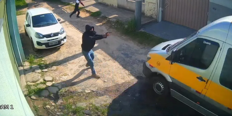 Bandidos tentam assaltar van escolar e atiram contra o veículo; veja o vídeo