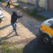 Bandidos tentam assaltar van escolar e atiram contra o veículo; veja o vídeo