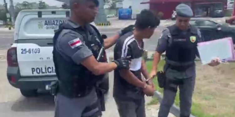 Homem tenta matar a esposa e os cinco filhos a facadas dentro de casa em Manaus