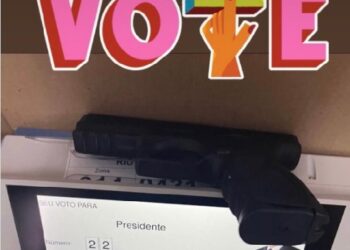 Foto com arma em cima da urna e imagem de Bolsonaro é atribuída ao Clube de Tiro da Ponta Negra