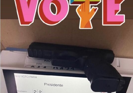 Foto com arma em cima da urna e imagem de Bolsonaro é atribuída ao Clube de Tiro da Ponta Negra