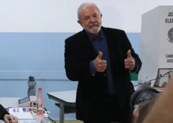 Lula beija comprovante do voto e diz que essa eleição é a ‘mais importante’ da história