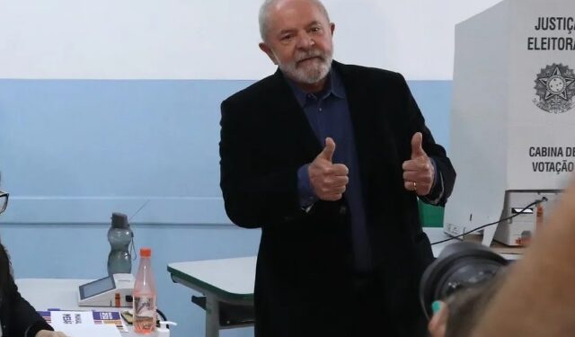 Lula beija comprovante do voto e diz que essa eleição é a ‘mais importante’ da história