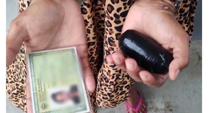 Mulher é presa tentando entrar em penitenciária com drogas enfiadas no furico