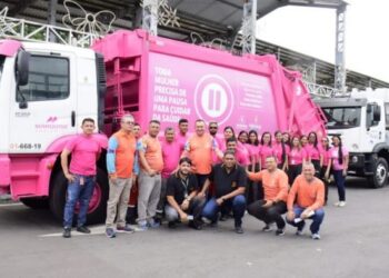 Caminhões de lixo cor de rosa circulam em campanha de conscientização em Manaus