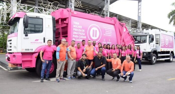 Caminhões de lixo cor de rosa circulam em campanha de conscientização em Manaus
