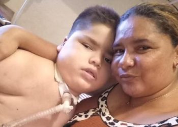 Em Manaus, mãe pede ajuda para custear aparelho que mantém filho vivo