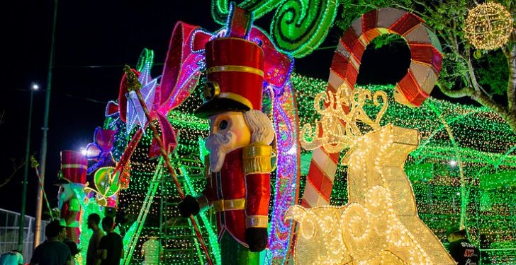 Decoração de Natal da Ponta Negra tem de 30 mil lâmpadas, túnel de 130 metros e presépio