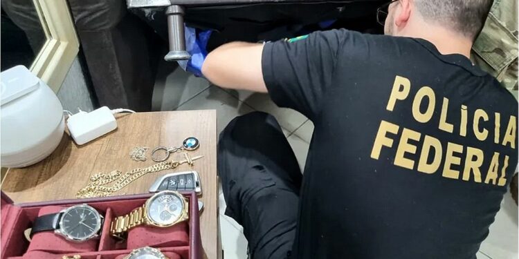 Presos pela PF em Manaus ostentavam relógios, carrões, viagens e moravam em mansões