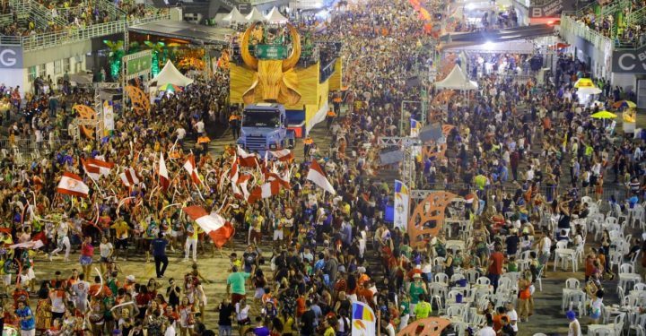 Segunda noite do Boi Manaus reúne mais de 20 mil pessoas no Sambódromo