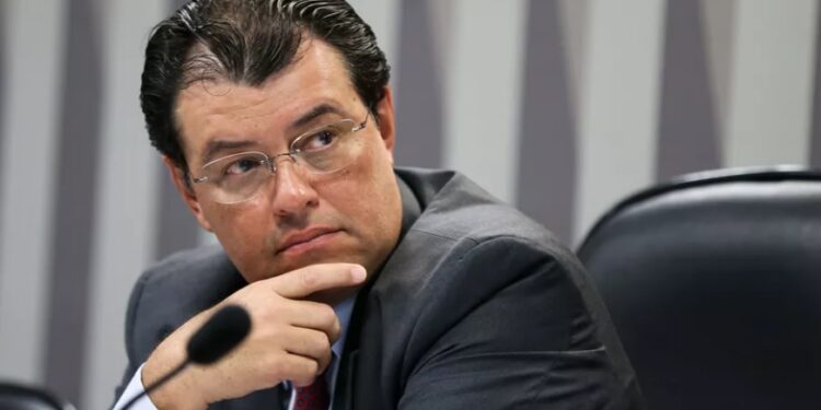 Eduardo Braga tenta apagar polêmicas do passado e vencer rejeição do eleitor no Amazonas