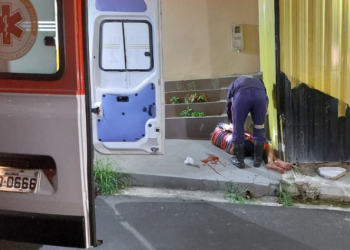 Por causa de suposto calote, homem é esfaqueado e leva tiros no meio de rua no Parque das Laranjeiras