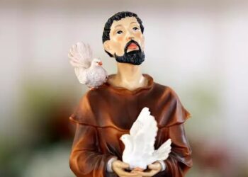 Homem ataca procissão, quebra imagem de São Francisco e fere devotos em Manaus