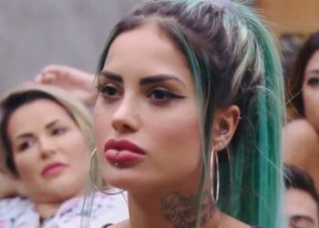 Em A Fazenda,Tati Zaqui critica cigarro eletrônico e dispara: ‘gosto da verdinha’