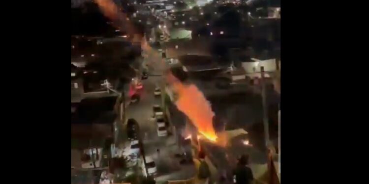 Vídeo: traficantes matam rival com 40 tiros e comemoram com queima de fogos em Manaus