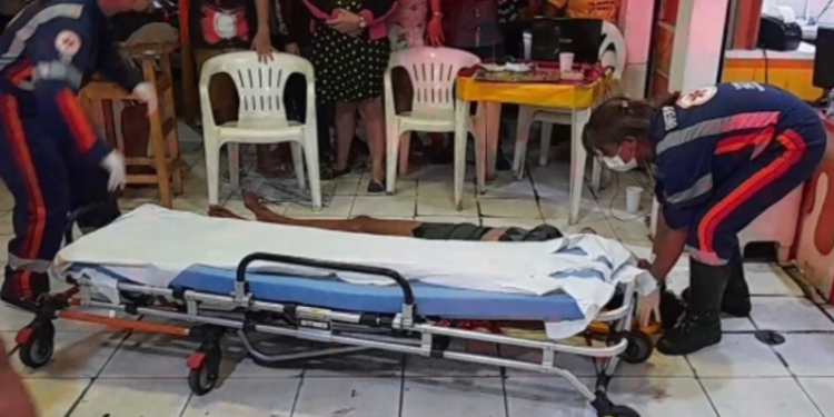 Travesti é baleada na boca, em Manaus, por homens que fingiram ser clientes