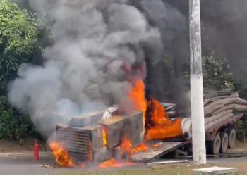 Vídeo: caminhão pega fogo e assusta motoristas na Avenida do Turismo
