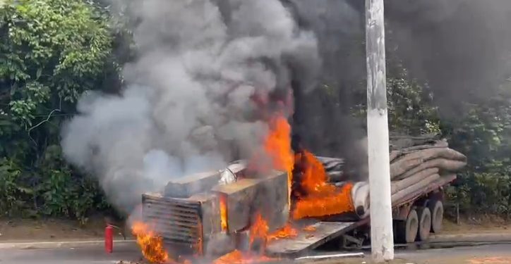 Vídeo: caminhão pega fogo e assusta motoristas na Avenida do Turismo