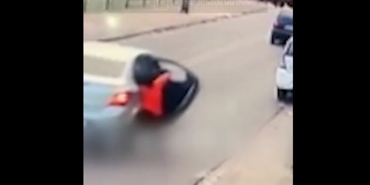 Vídeo: mulher é arrastada pelos joelhos ao tentar embarcar em carro de aplicativo em Manaus