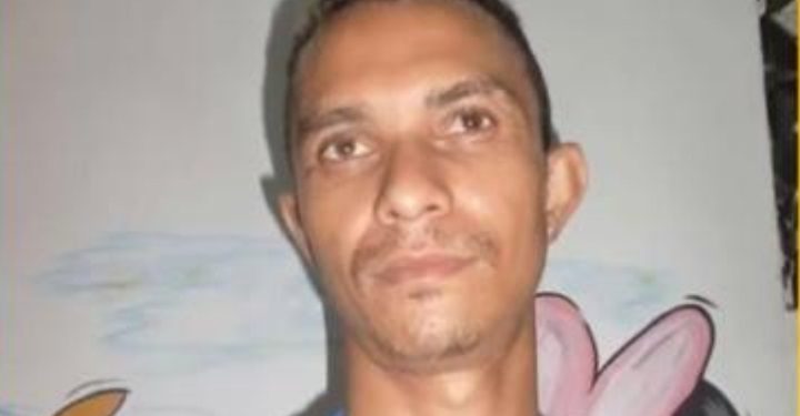 Homem morre esmagado por ônibus ao ser empurrado por “amigo” em Manaus