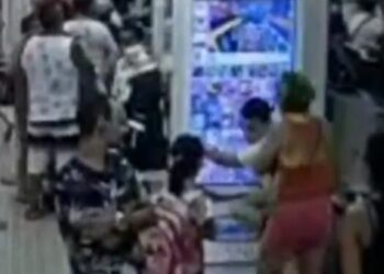 Mulher agride menino autista de 8 anos em shopping de Manaus; veja o vídeo