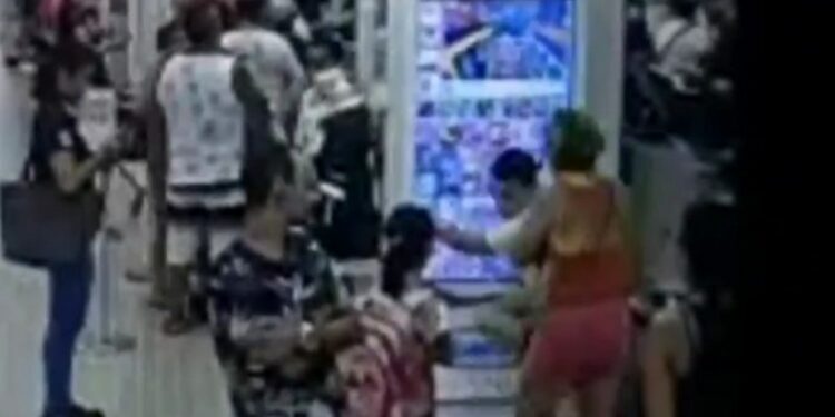 Mulher agride menino autista de 8 anos em shopping de Manaus; veja o vídeo