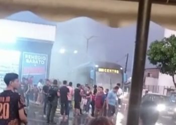 Vídeo: Incêndio atinge ônibus da linha 560 e deixa passageiros aflitos