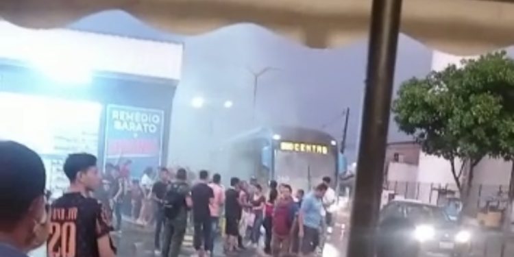 Vídeo: Incêndio atinge ônibus da linha 560 e deixa passageiros aflitos