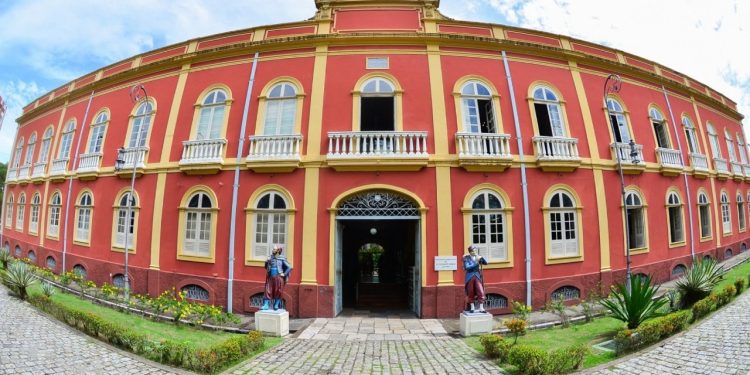 Saiba o que funciona e os serviços essenciais no feriado do dia 15 de novembro