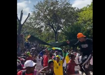 Haitianos escolhem o Brasil para torcer na Copa e vibram com vitória sobre a Suíça; veja vídeo