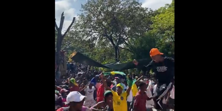 Haitianos escolhem o Brasil para torcer na Copa e vibram com vitória sobre a Suíça; veja vídeo