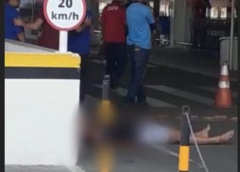 Vídeo: Homem é baleado na cabeça em estacionamento do Supermercado Atack, em Manaus