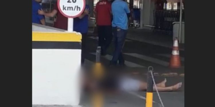Vídeo: Homem é baleado na cabeça em estacionamento do Supermercado Atack, em Manaus