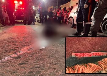 Criminosos deixam bilhete ao lado de corpo de jovem executado a tiros no ‘Jorge Texas’