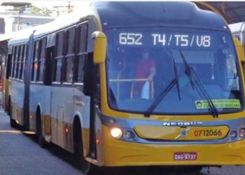 Bandidos atacam passageiros a facadas e tiros dentro da linha 652 em Manaus