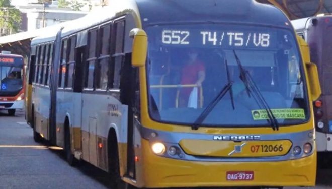 Bandidos atacam passageiros a facadas e tiros dentro da linha 652 em Manaus