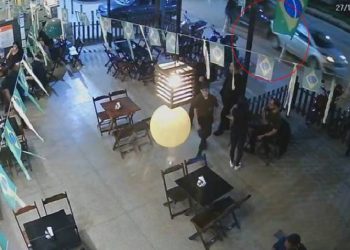 Homem fica prensado contra carro após ser atingido por outro veículo